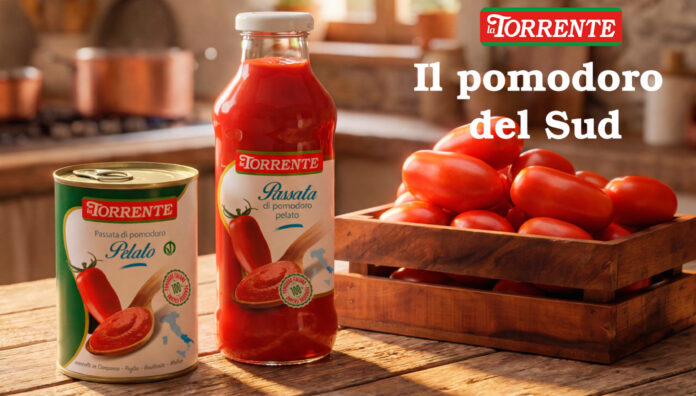 • Foto di passata di pomodoro pelato La Torrente in bottiglia di vetro e lattina da 400g su un tavolo rustico, con pomodori lunghi del Sud Italia freschi in cassetta di legno