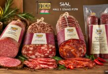Prodotti e novità del Salumificio Bechèr a SIAL Paris: una selezione di salumi interi e affettati su un tavolo rustico, tra cui Salame Ungherese, Spianata alla Romana, Ventricina Calabrese e Salsiccia Napoli piccante super in confezione, con il logo aziendale e l'indicazione della fiera SIAL Hall 1 Stand F179
