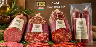 Prodotti e novità del Salumificio Bechèr a SIAL Paris: una selezione di salumi interi e affettati su un tavolo rustico, tra cui Salame Ungherese, Spianata alla Romana, Ventricina Calabrese e Salsiccia Napoli piccante super in confezione, con il logo aziendale e l'indicazione della fiera SIAL Hall 1 Stand F179