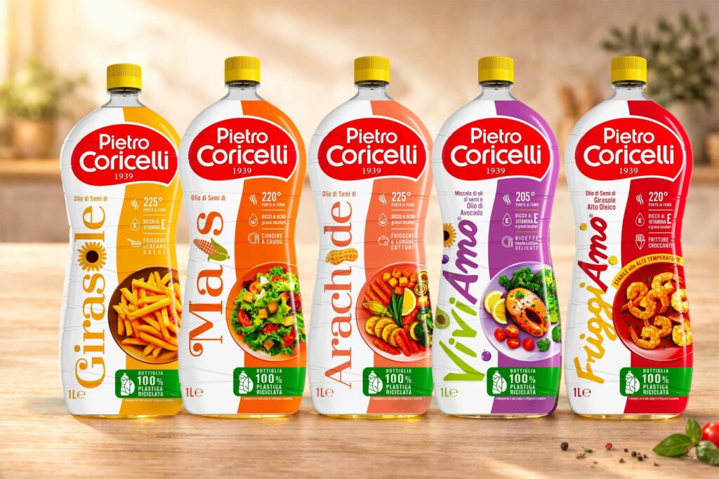 La nuova linea di Oli di Semi Pietro Coricelli da 1 litro con bottiglie in PET 100% riciclato e grafica rinnovata dopo il rebranding: Girasole, Mais, Arachide, Viviamo e Friggiamo in fila su un piano di legno