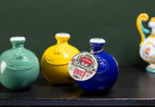 Oleificio Coppini presenta le collezioni premium al SIAL 2026 Tre orci in ceramica artistica di Deruta, nei colori verde, giallo e blu, contenenti l'olio extravergine UNICO di Oleificio Coppini per la linea premium presentata al SIAL