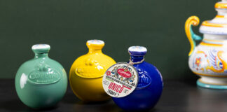 Tre orci in ceramica artistica di Deruta, nei colori verde, giallo e blu, contenenti l'olio extravergine UNICO di Oleificio Coppini per la linea premium presentata al SIAL