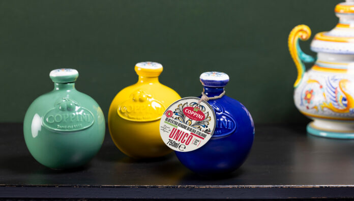 Tre orci in ceramica artistica di Deruta, nei colori verde, giallo e blu, contenenti l'olio extravergine UNICO di Oleificio Coppini per la linea premium presentata al SIAL