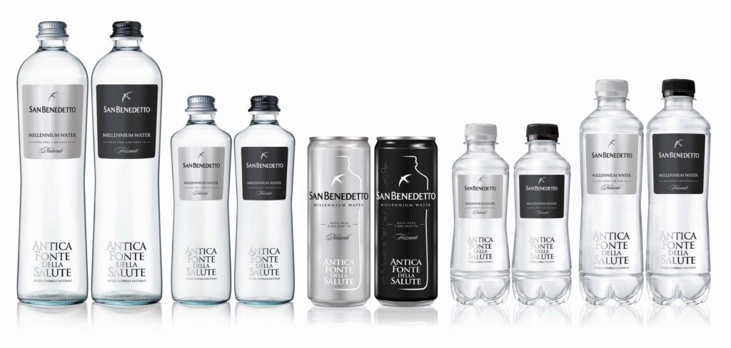 Gamma completa di acqua minerale San Benedetto Millennium Water Antica Fonte della Salute su sfondo bianco, con bottiglie in vetro, lattine e formati in PET nelle versioni naturale e frizzante con etichette silver e black