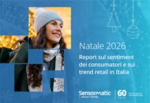 Grafica promozionale del report Sensormatic per gli acquisti di Natale 2026, con sfondo blu decorato da fiocchi di neve e illustrazioni natalizie e un collage di foto di una donna sorridente con berretto di lana e sciarpa che tiene borse della spesa. Sulla destra campeggia il testo "Natale 2026. Report sul sentiment dei consumatori e sui trend retail in Italia" con, in basso, il logo Sensormatic by Johnson Controls e la celebrazione dei "60 Years"
