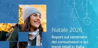 Grafica promozionale del report Sensormatic per gli acquisti di Natale 2026, con sfondo blu decorato da fiocchi di neve e illustrazioni natalizie e un collage di foto di una donna sorridente con berretto di lana e sciarpa che tiene borse della spesa. Sulla destra campeggia il testo "Natale 2026. Report sul sentiment dei consumatori e sui trend retail in Italia" con, in basso, il logo Sensormatic by Johnson Controls e la celebrazione dei "60 Years"