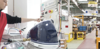With around 200 robots and cobots, the SEB group's site in Pont-Évêque, for the production of irons and steam generators, is highly automated.
