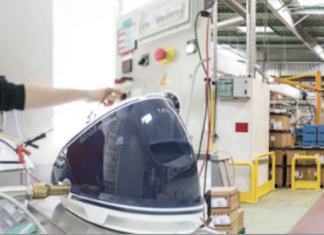 Automation systems in the production of household appliances With around 200 robots and cobots, the SEB group's site in Pont-Évêque, for the production of irons and steam generators, is highly automated.