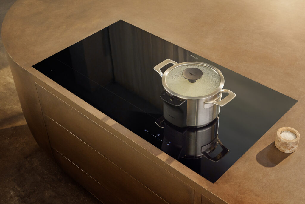 KM 8000 induction hob with M Sense pot (Miele)