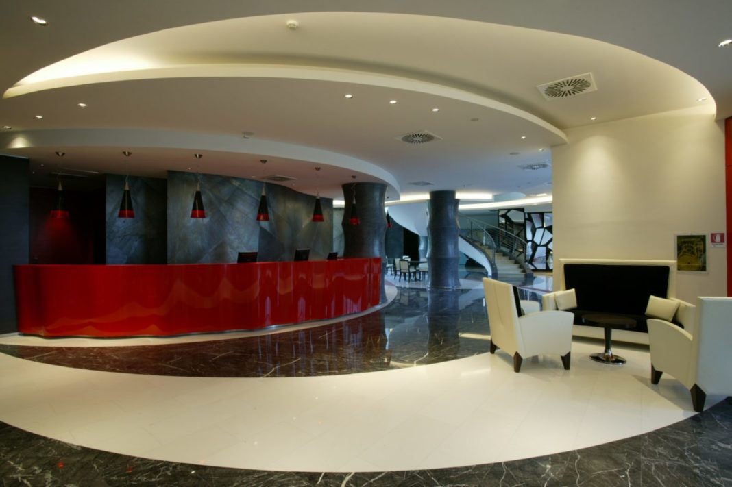 La reception dell'UNA Hotel Malpensa