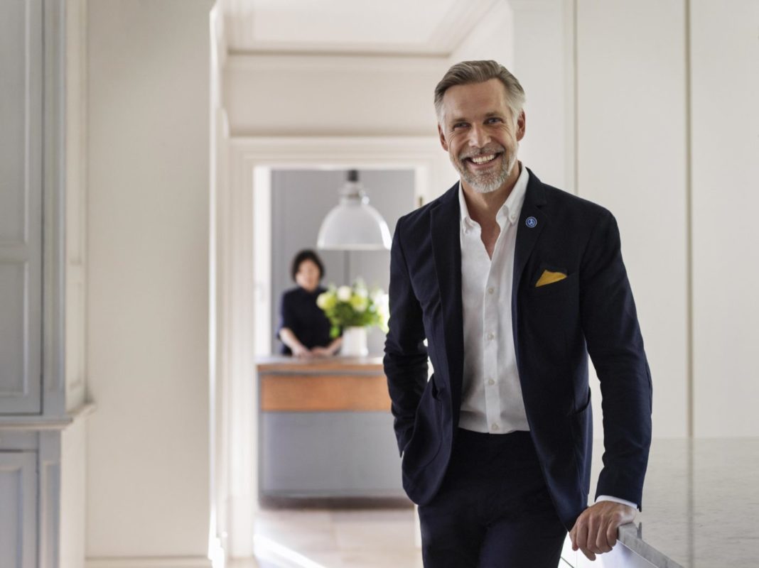 Uomo sorridente pronto ad accogliere l'ospite