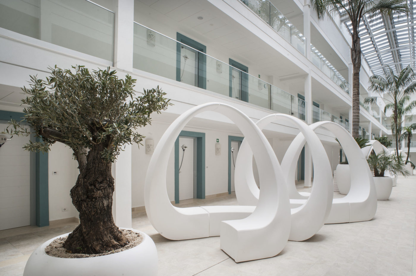 Modica Beach Resort, uno scorcio della candida hall dell'hotel