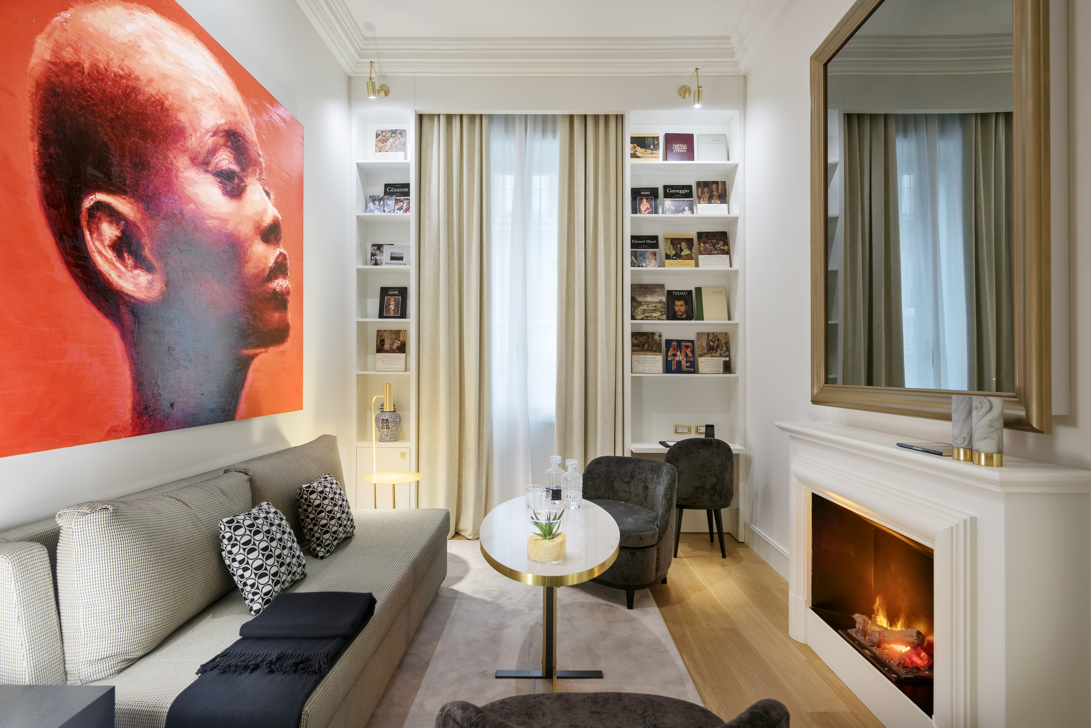 L'area soggiorno di una suite con camino