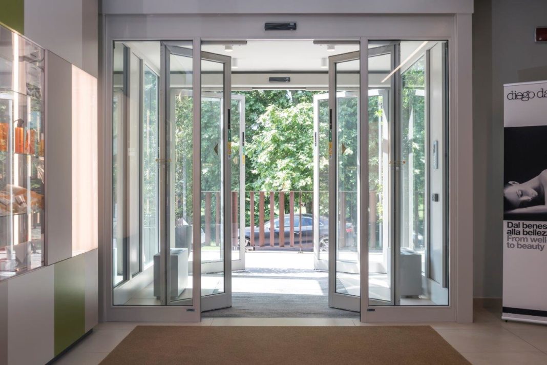 Bussola di ingresso Ponzi formata da 2 porte scorrevoli automatiche TOS abilitate a via di fuga. Ante in sfondamento