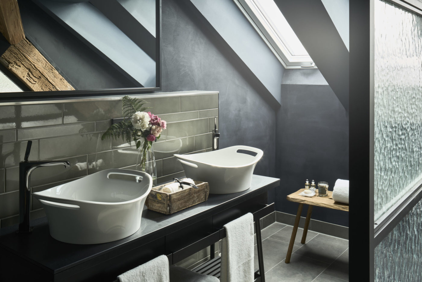 Un bagno di un hotel in stile Liberty con la rubinetteria di Design di AXOR