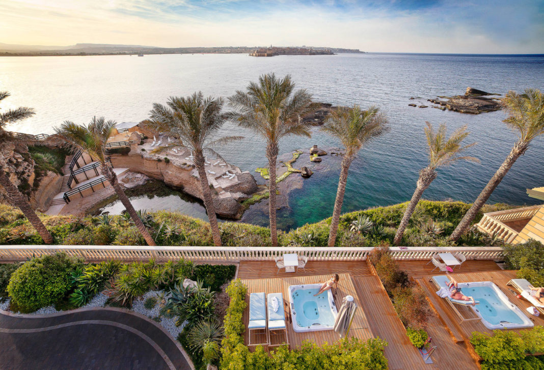 La terrazza del Grand Hotel Minareto con le vasche jacuzzi