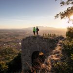 Due donne ammirano il panorama della Valdinievole
