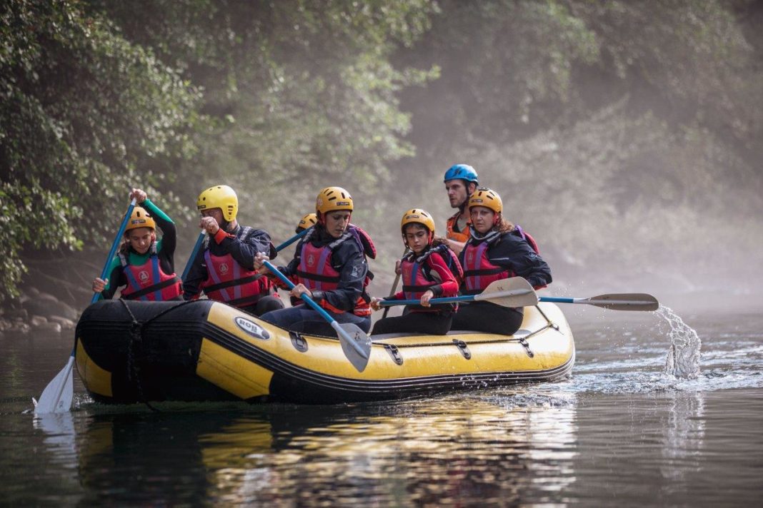 un gruppo su un gommone mentre fa soft rafting