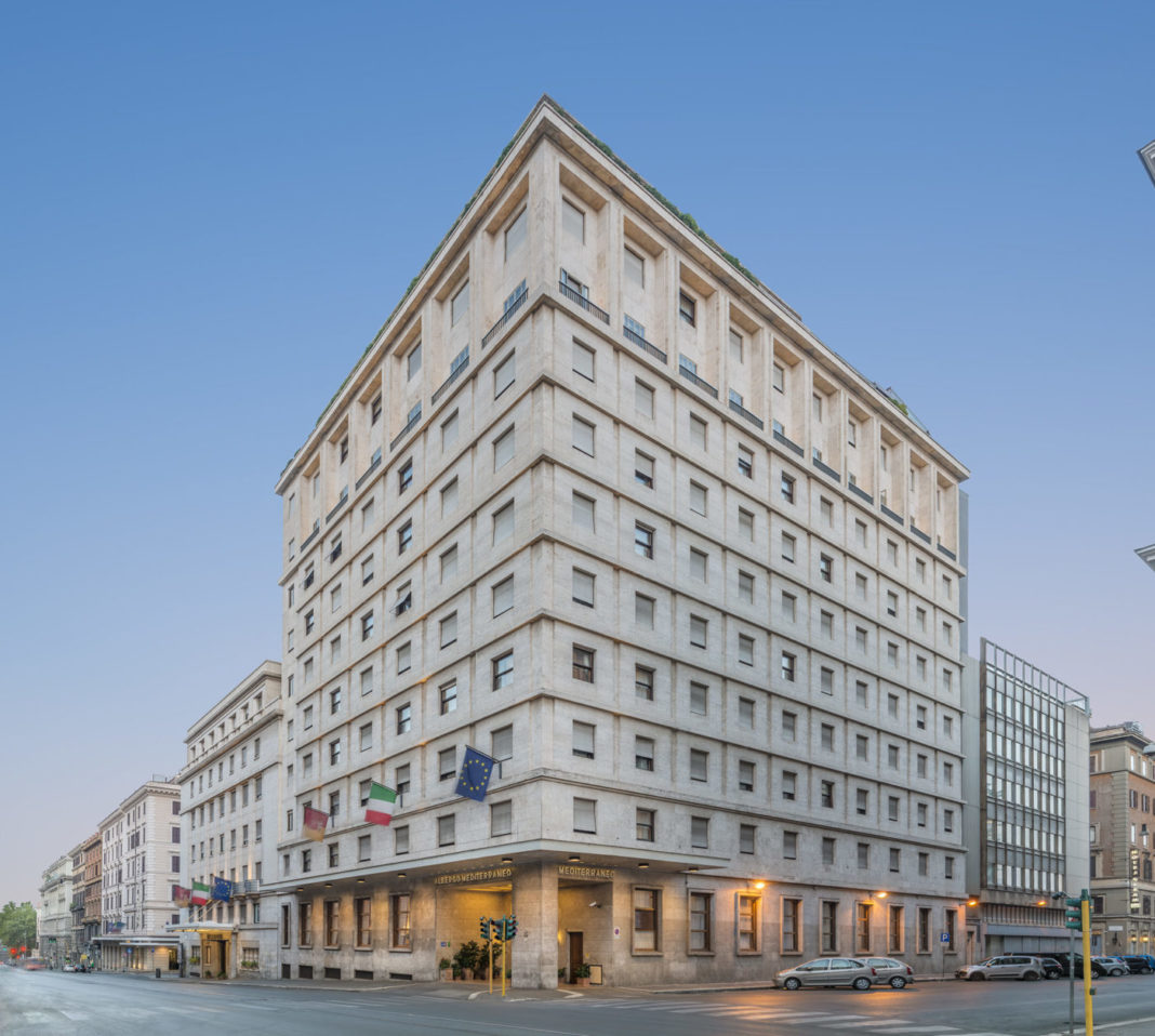 L'esterno dellhotel Mediterraneo