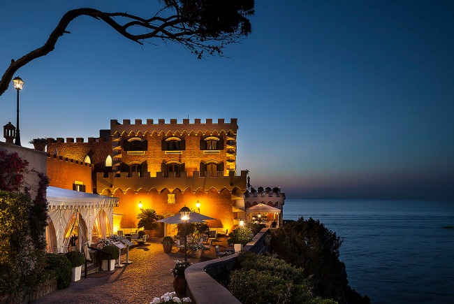 Uno scorcio notturno del Mezza Torre Resort & Spa