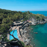 La piscina e la spiaggia del Mezzatorre resort