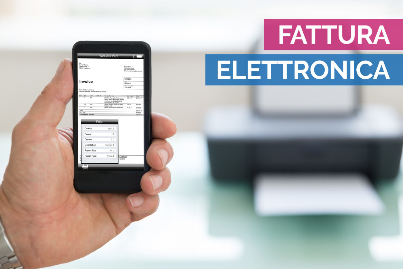 mano con cellulare in cui si visualizza una fattura, una stampante sullo sfondo e sopra la scritta fatturazione elettronica