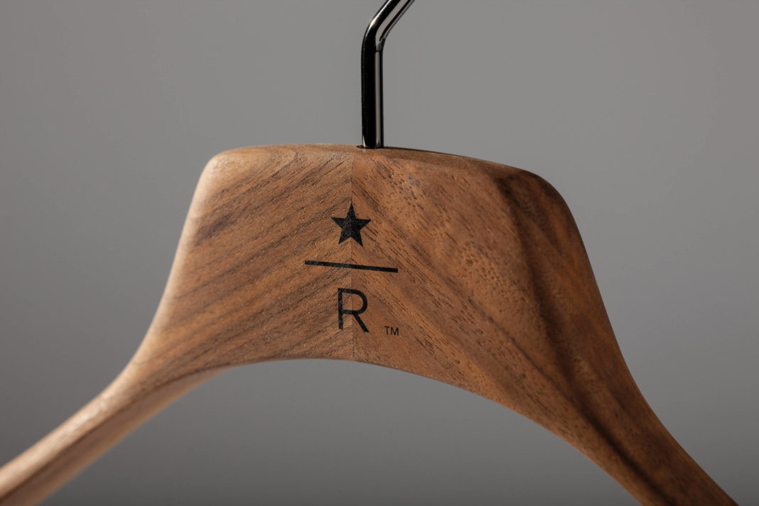 Dettagli di un appendiabiti Toscanini Modello Agata, con logo Starbucks