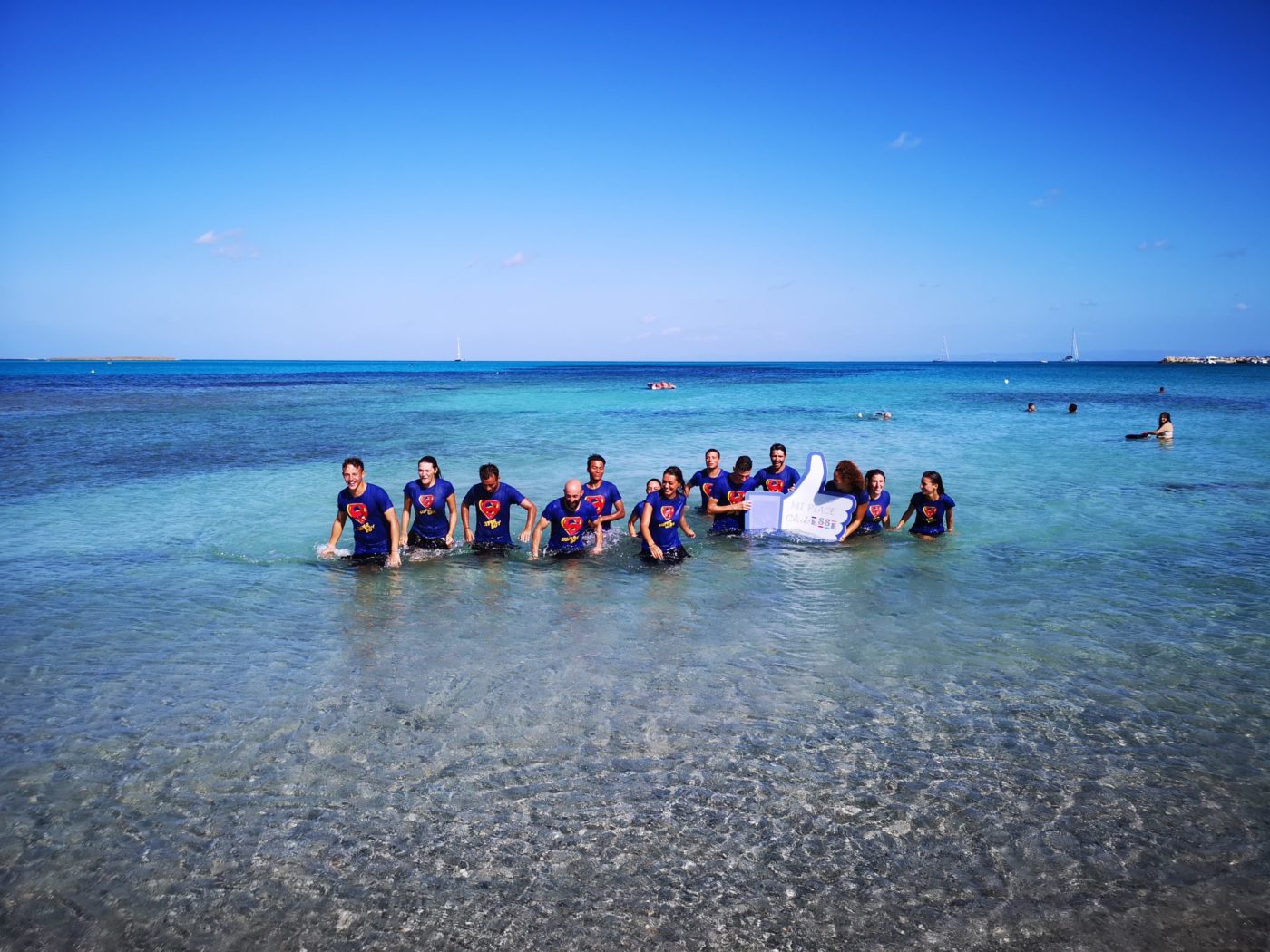 Un'equipe di Club Esse in un mare cristallino di un villaggio del sud Italia