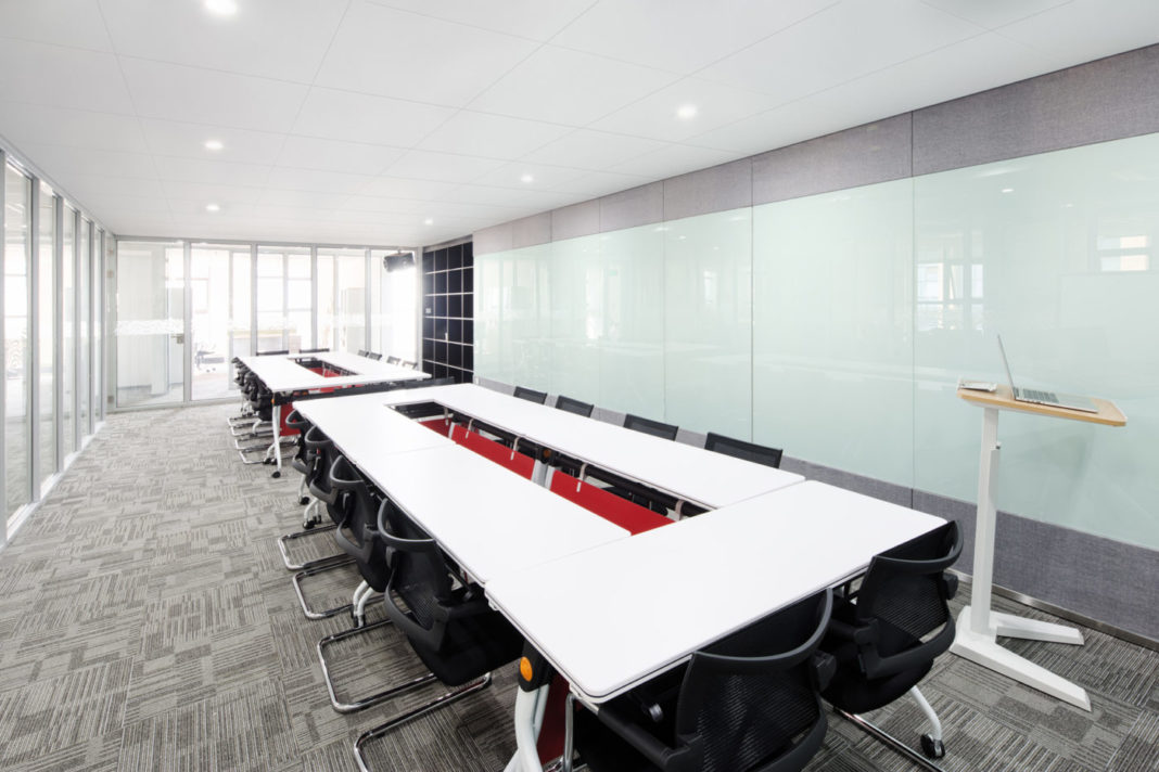 Ultima+ Finesse di Armstrong, azienda specializzata in controsoffitti acustici