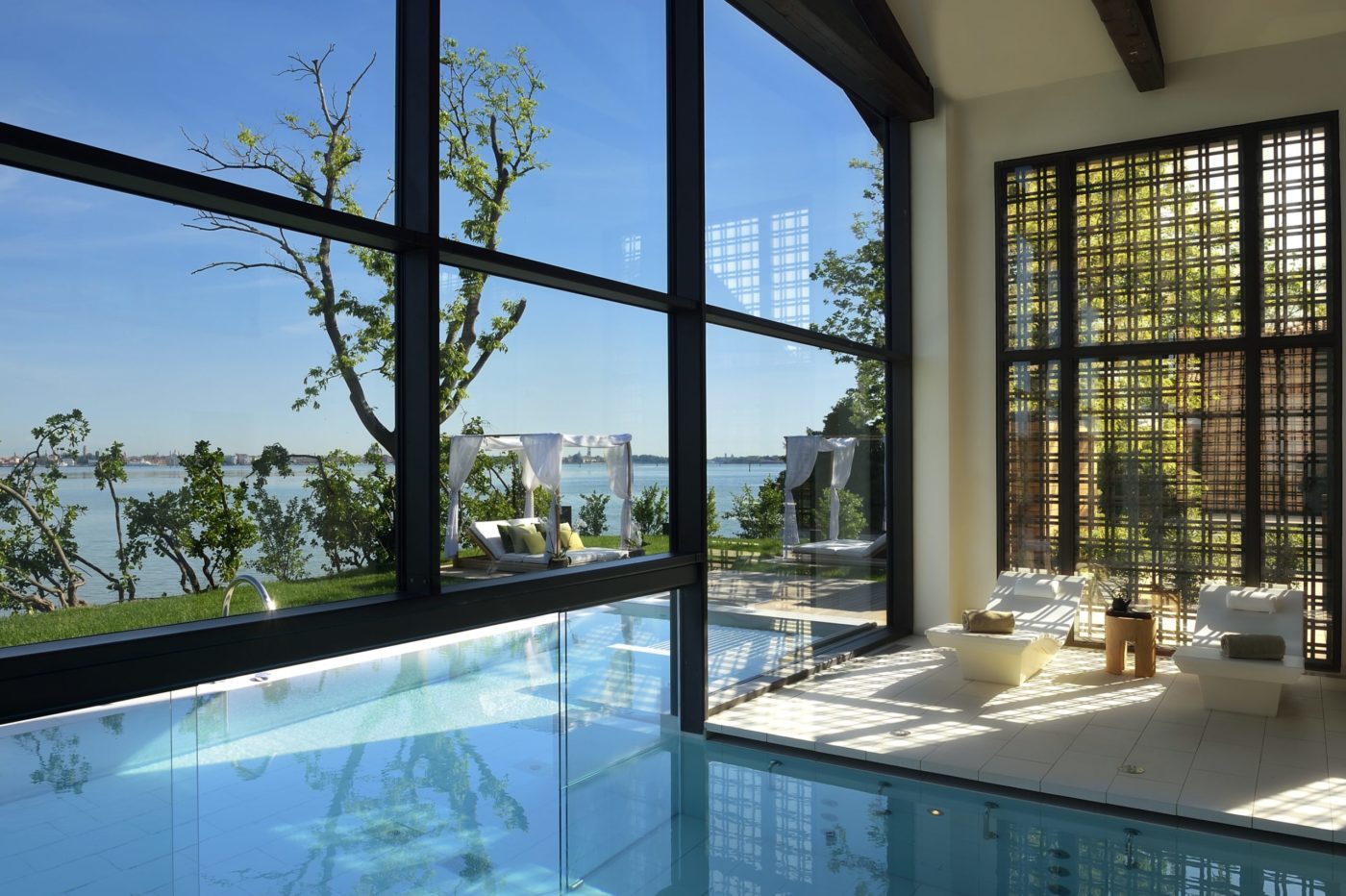 Uno scorcio della piscina del JW Marriott a Venezia