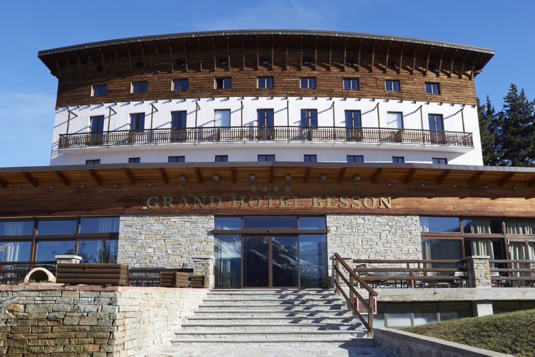 La facciata del Besson Grand Hotel in Alta Val di Susa
