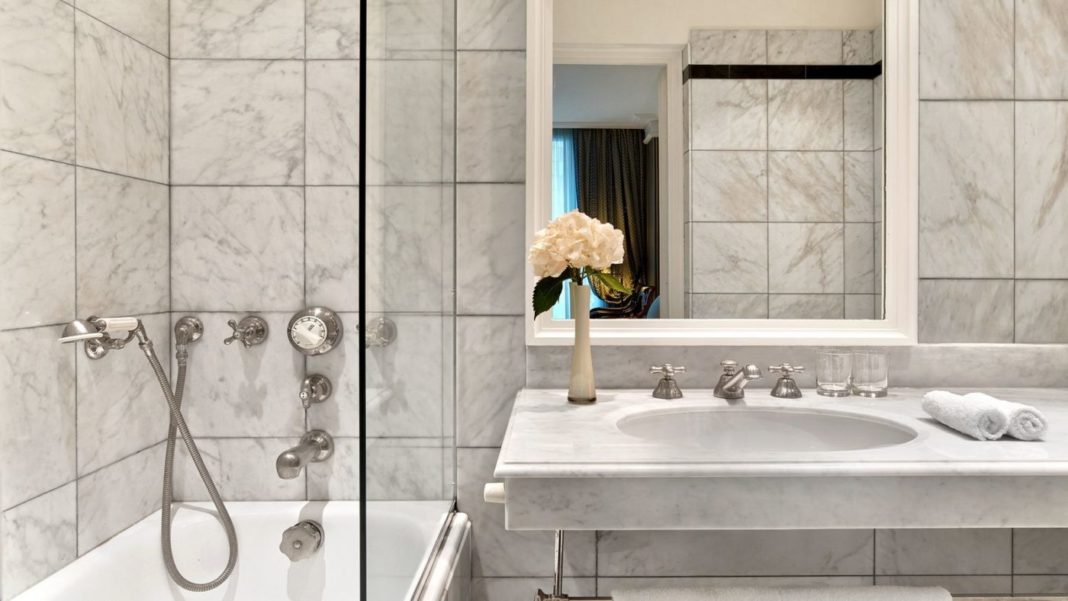 Il bagno di una suite dell'Hotel Dokhan’s. Parigi