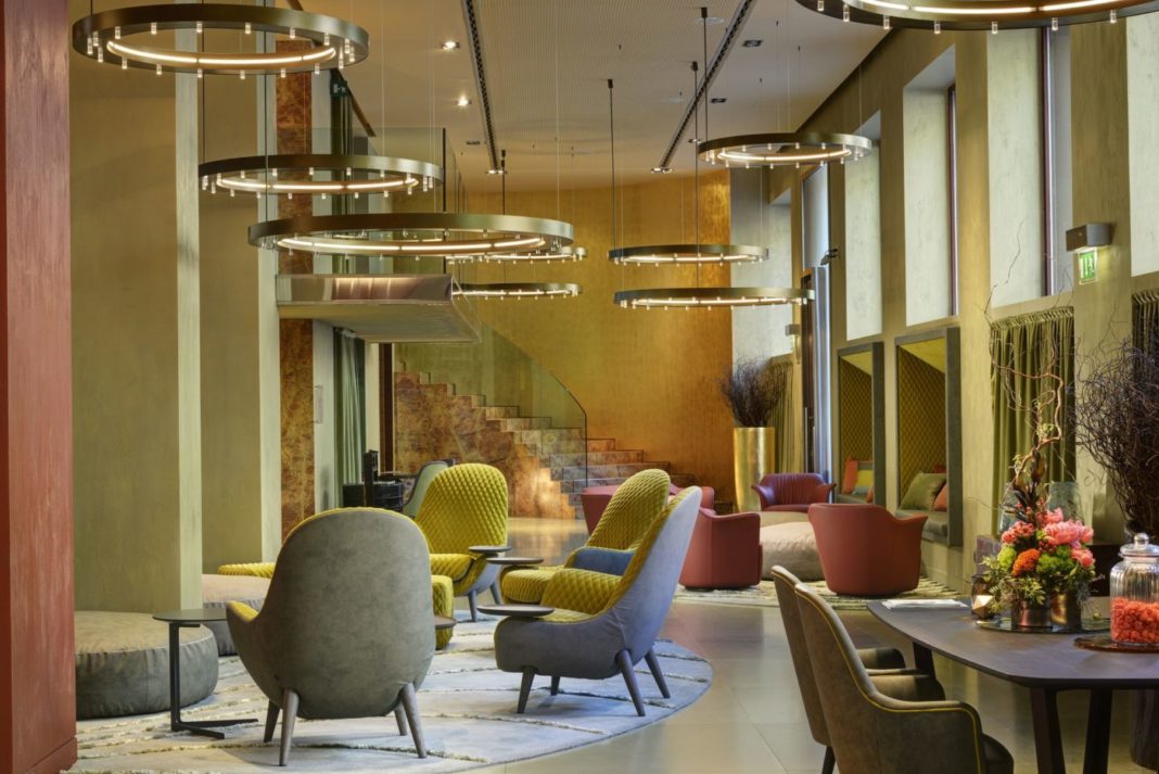 La hall dell'Enterprise Hotel di Milano che fa capo a Planetaria Hotels, una delle catene alberghiere italiane