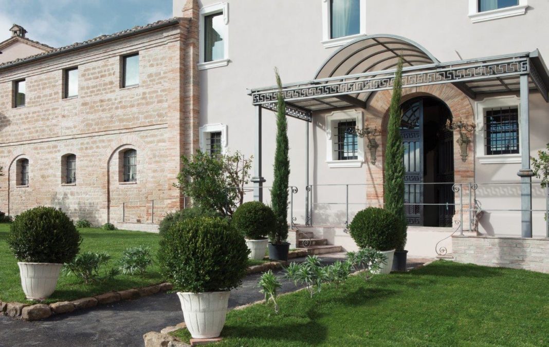 Uno scorcio esterno dell'ingresso di Borgo Pilotti