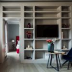 Una parete libreria di una camera dell'hotel