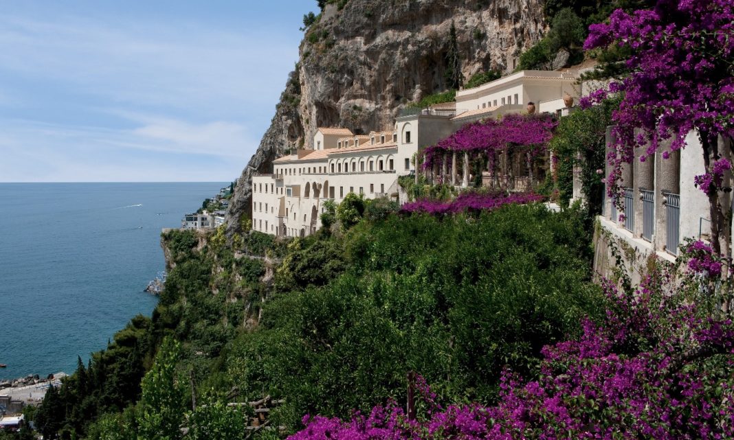 L'esterno dell'NH Collection Grand Hotel Convento di Amalfi, Incastonato a 80 metri di altezza sulla scogliera