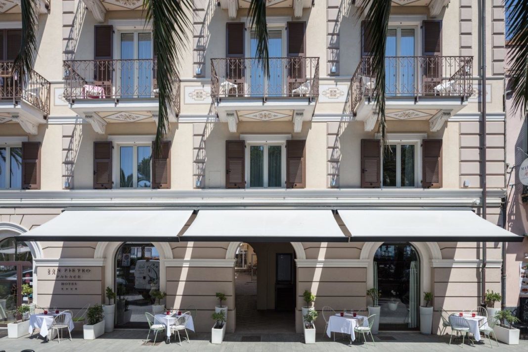 Le tende a braccia T-Code installate al San Pietro Palace di Finale Ligure