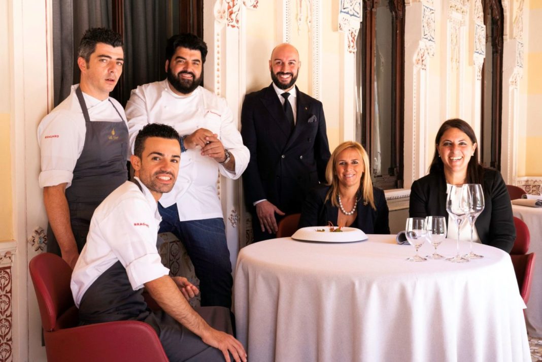 Antonino Cannavacciuolo con la moglie Cinzia e il suo staff