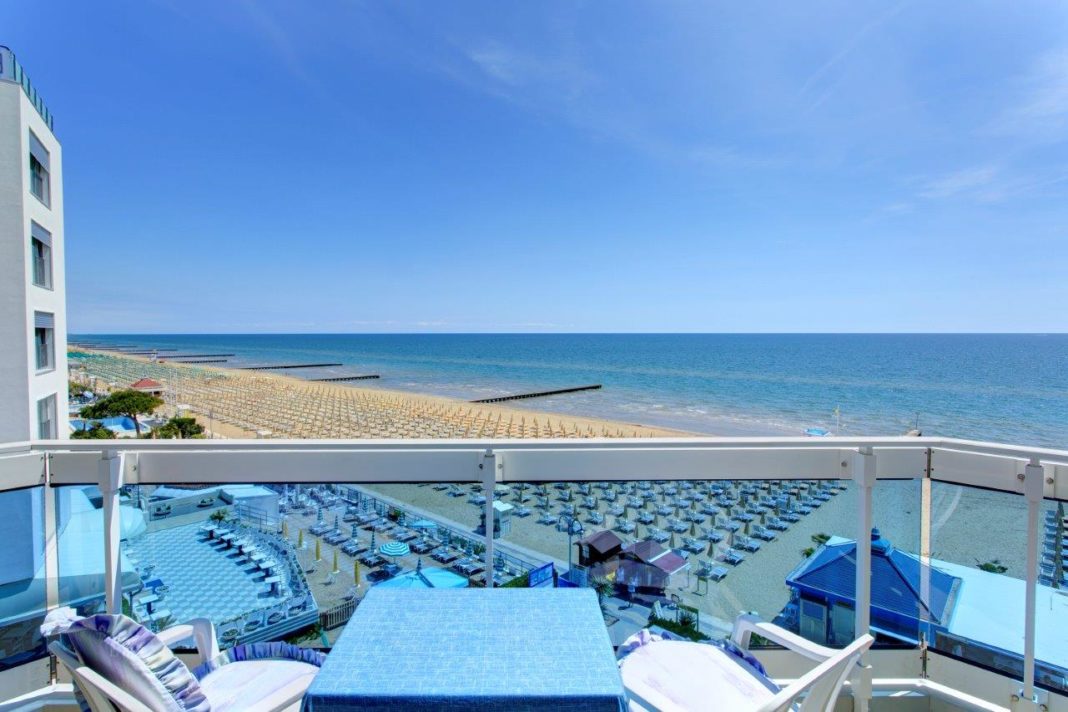 La vista della spiaggia dal Cavalieri Palace di Jesolo