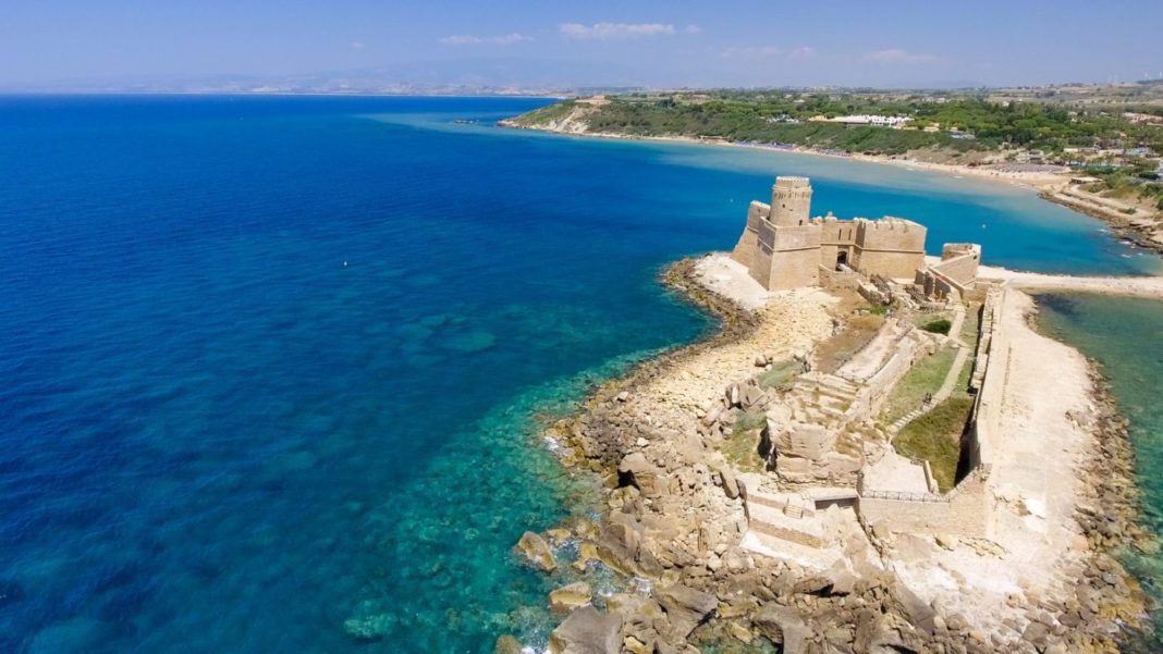 Vista dall'alto della Fortezza Aragonese, che affaccia sul mare turchese della Calabria ionica