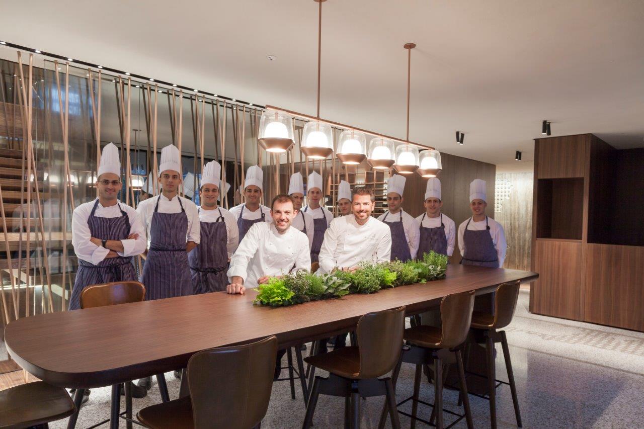 Andrea Berton e Raffaele Lenzi con la brigata di cucina