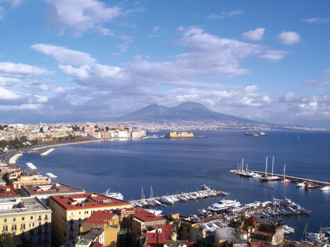 Una foto panoramica di Napoli con il Vesuvio sullo sfondo