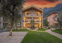 Il fascino del legno per un racconto di accoglienza