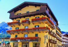 Cortina, la famiglia Vacchi compra l’iconico Hotel de la Poste: diventerà un 5 stelle lusso