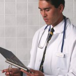 Aumentano i carichi di lavoro per i medici: ne derivano stress e problemi di salute