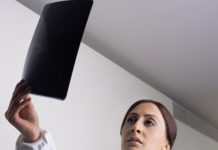 OPT e CBCT a confronto Dentist studying an x-ray cbct