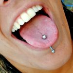 Il piercing alla lingua può causare parodontite e problemi orali Il piercing alla lingua può causare parodontite e problemi orali 2