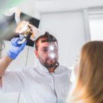 Frattura di impianto: aggiornamento clinico ed epidemiologico DM_il dentista moderno_frattura di impianto_impianto dentale_visita_luce_esaminazione_epidemiologia