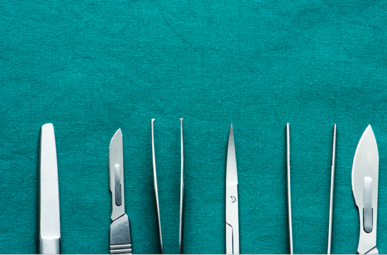 La “socket shield” è maggiormente protettiva sull’osso vestibolare rispetto all’implantologia immediata semplice?