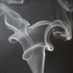 La svapo potrebbe causare la carie sui denti anteriori superiori